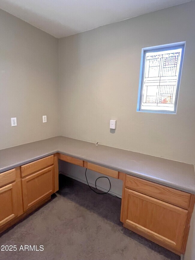 Building Photo - 2610 S Moccasin Trail