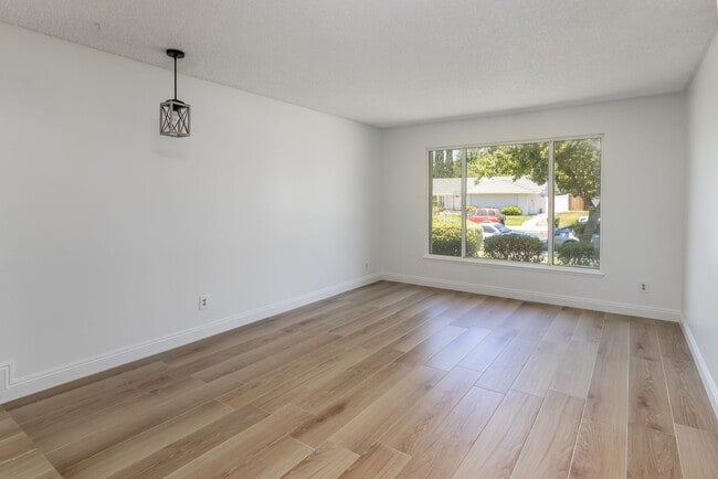 Building Photo - Spacious 3-Bedroom Home with Pool, Jacuzzi...