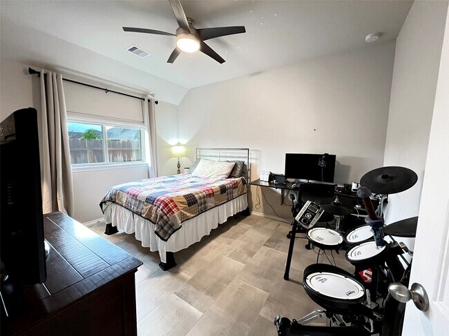Building Photo - 25402 Kidwiler Dr
