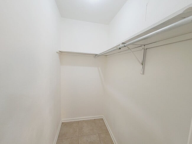 Building Photo - CLASSY NE 2/1.5 w/ Vaulted Ceilings, Privacy Fenced Yard, Washer/Dryer, & Walk in Closets! Availa...