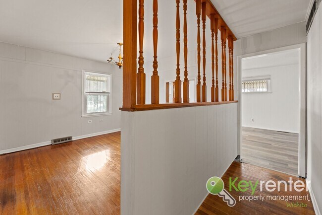 Building Photo - Clean and cute 3 bedroom house near shopping, restaurants, and easy highway access!