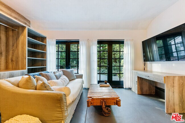 Building Photo - 1760 Nichols Canyon Rd