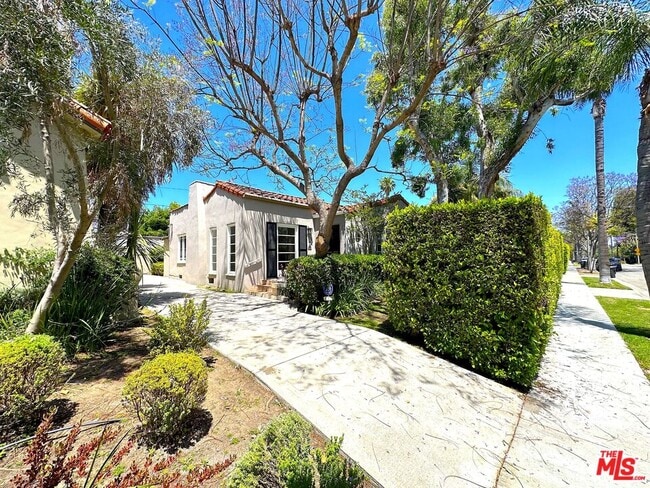 Building Photo - 9019 Rosewood Ave