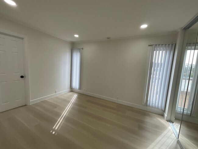 Building Photo - Villa Pacific: Remodeled 2 Bedroom 1.5 Bath Attached Townhouse,