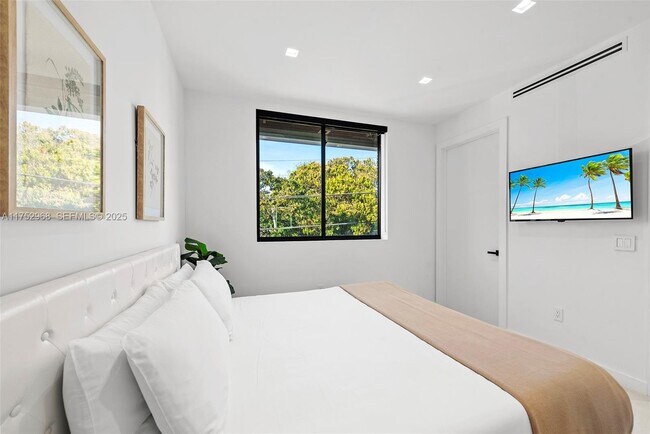 Building Photo - 2572 NE 182nd Terrace