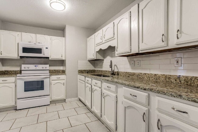 Building Photo - Beautiful 3-Bedroom Home Near Dining and Shopping with Spacious Backyard