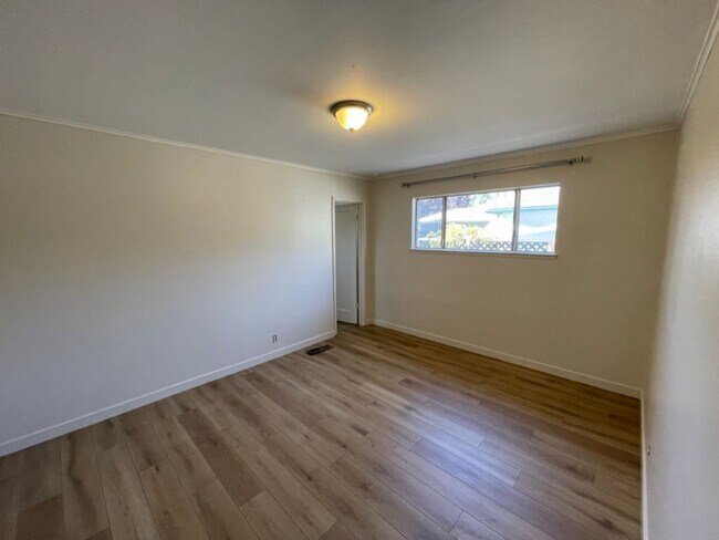 Building Photo - 3BD 1 BA Home in San Carlos with large bac...
