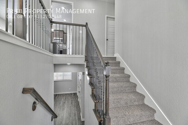 Building Photo - Stonebrooke House - Available NOW
