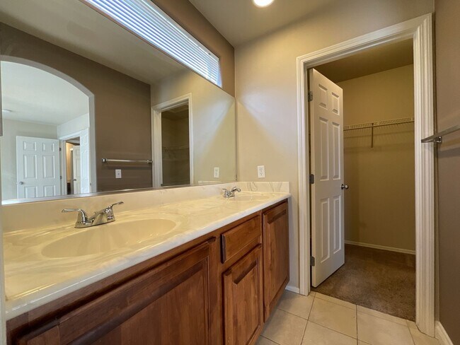 Building Photo - Spacious 3-Bedroom Home in the Northwest L...