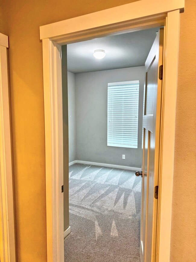 Building Photo - Seven Seven Oaks St SE