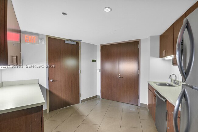Building Photo - 2681 N Flamingo Rd