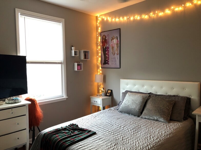 Building Photo - 187 Coming St