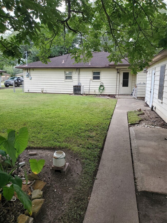 Building Photo - 1505 Millie St