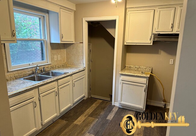 Building Photo - Spacious 4 bed / 2 bath with garage and fi...