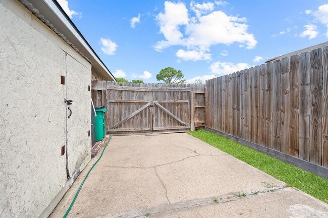Building Photo - 17007 Pastoria Dr