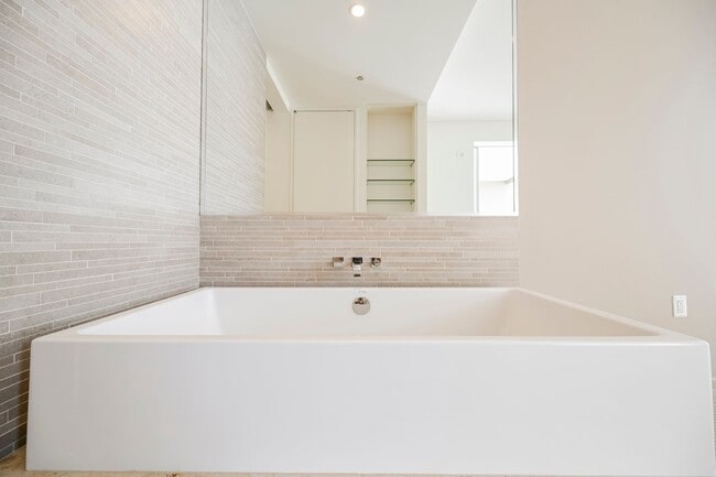 Building Photo - 1 bedroom in the heart of City Center on t...