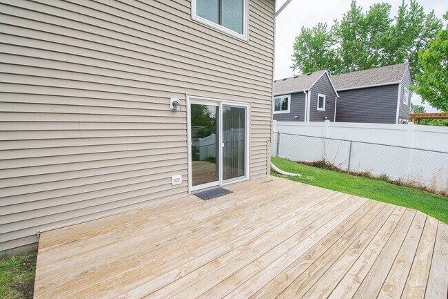 Building Photo - Updated Bamber Ridge Split-Level with Fenced Yard