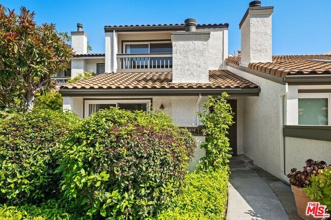 Building Photo - 1646 Palisades Dr