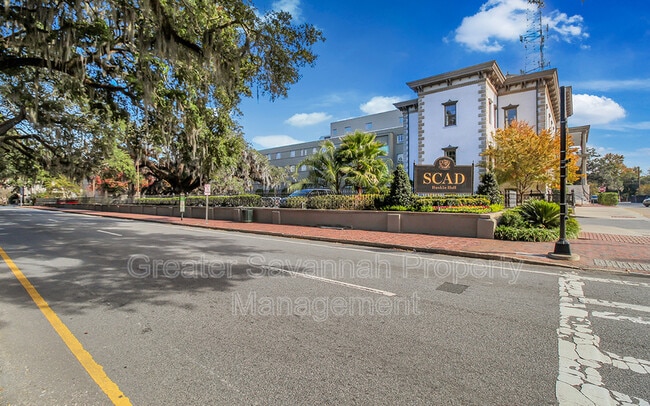 Building Photo - 637 E 39th St