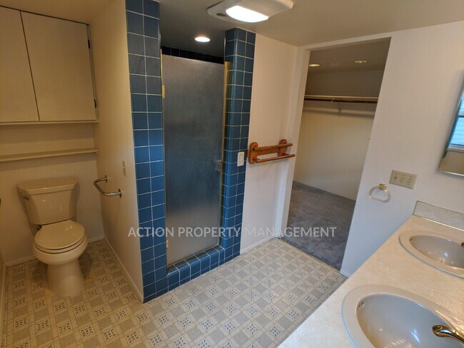Building Photo - 3 bed 3 bath on 4.8 acres w/ beautiful water view