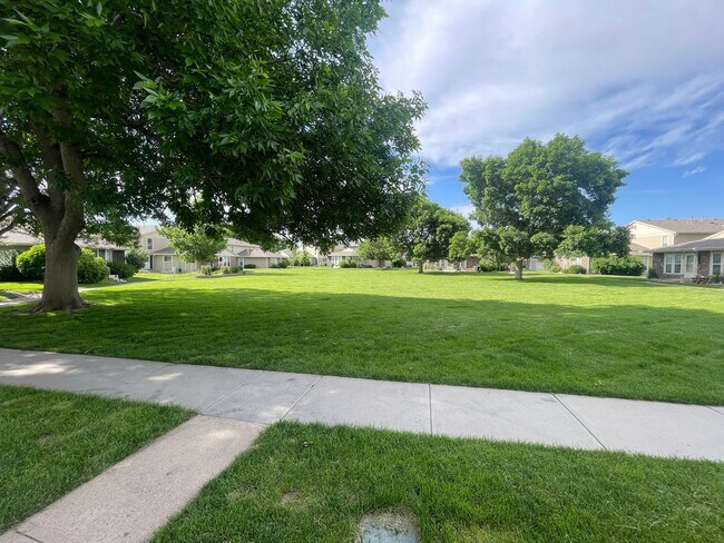 Building Photo - Charming 2-Bed, 2-Bath Condo in Prime Loca...