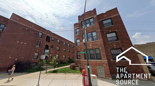 Building Photo - 2884 N Clark St