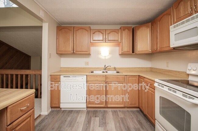 Building Photo - 2421 Bentree Ct