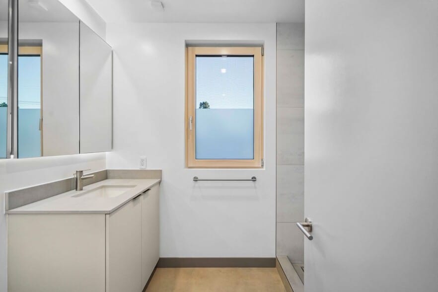 main bathroom - 12529 Wagner St