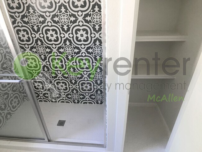 Building Photo - 2Bed/1Bath w/office in Central Mcallen ( Laurel and 10th )
