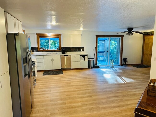 Building Photo - Beautiful Acreage Property