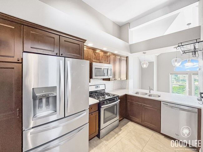 Building Photo - Modern 2-Story Split-Level Home with Commu...