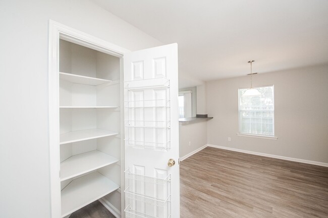 Building Photo - 2 Bedroom 2.5 Bathrooms in South Chesapeake