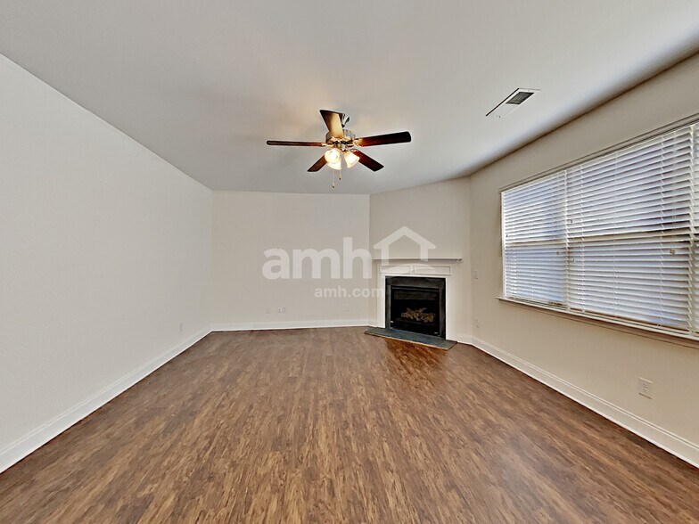 Building Photo - 2103 Leafmore Ct SE