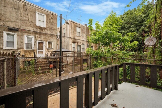 Building Photo - Gorgeous 4-Bedroom Townhome in West Philad...