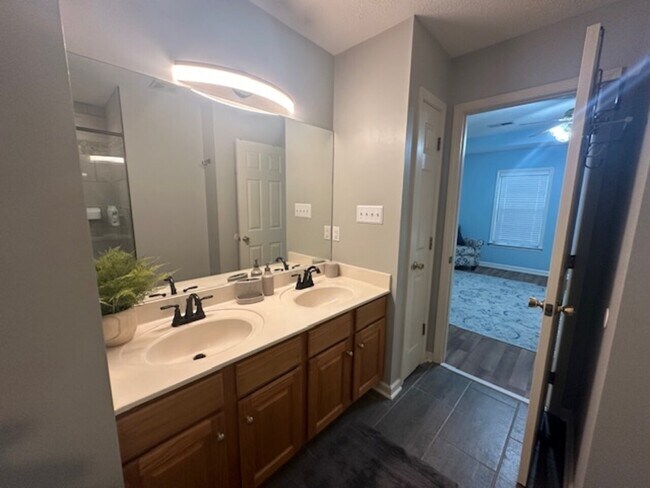 Building Photo - 4 Walnut Grove Cove