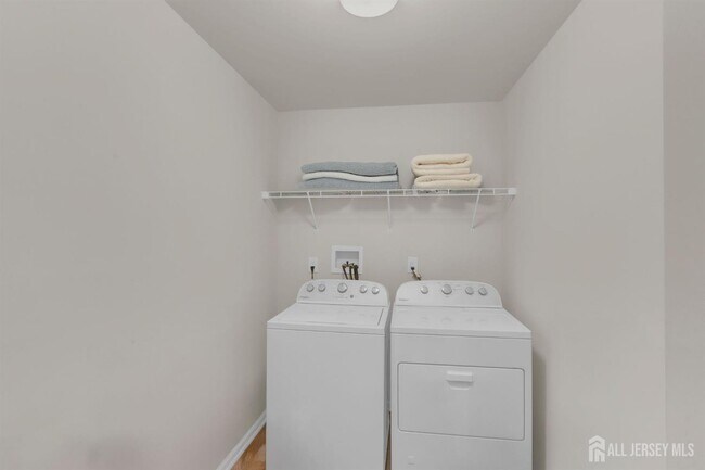 Building Photo - 29 Beachwood Dr