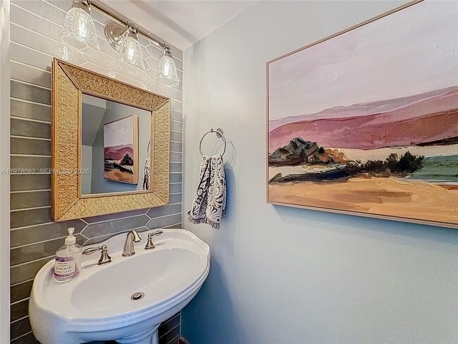 Building Photo - 2128 NE 9th Ave