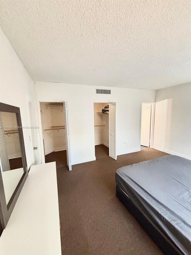 Building Photo - 801 Brickell Bay Dr