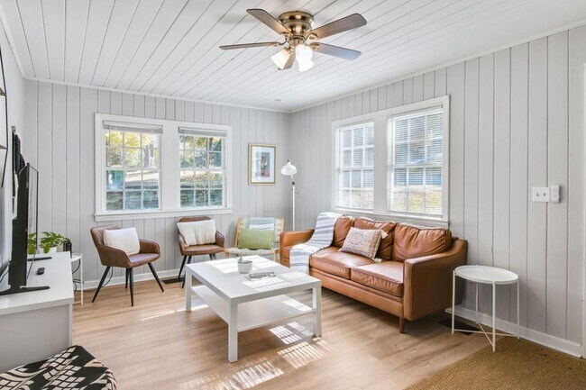 Building Photo - 250 Lake Dr