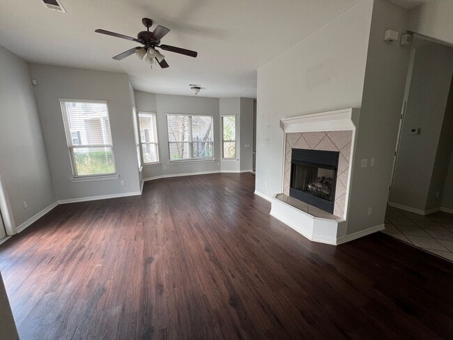 Building Photo - Three Bed / Three Bath with Fenced Yard an...