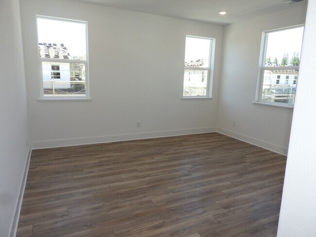 Building Photo - Beautiful Smart Home in Granite Bay  With Solar!!