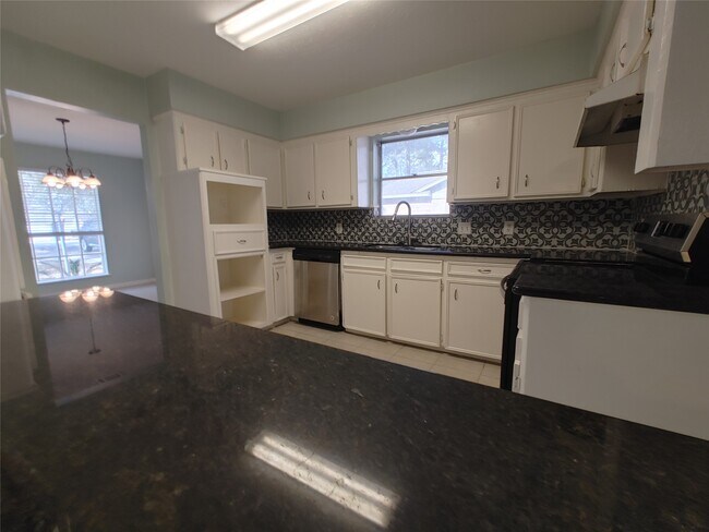 Building Photo - 633 Mosswood Dr