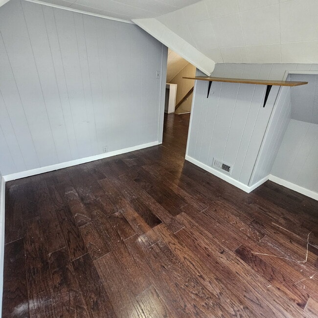 Building Photo - Duplex - 2 Bedroom, 2 Full Bathrooms and a...