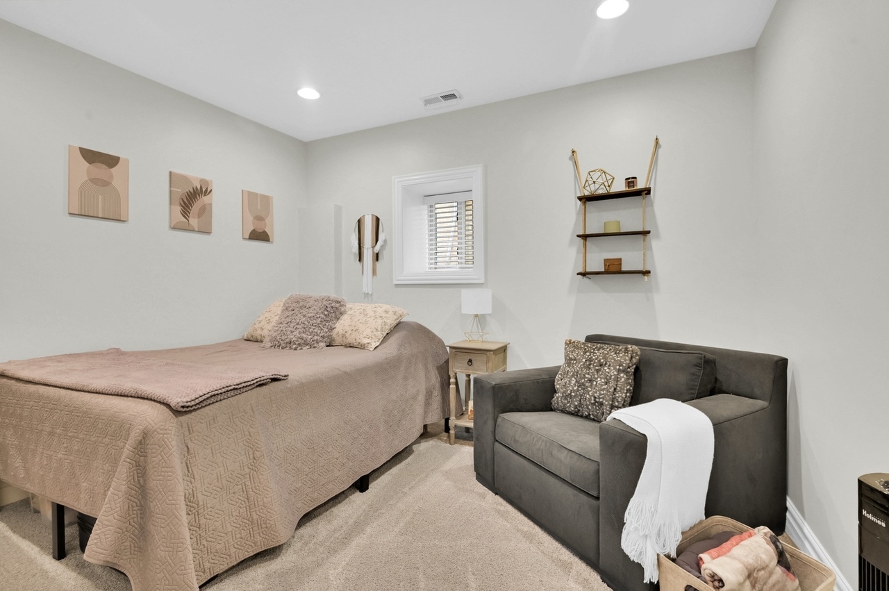 Building Photo - 2307 W Walton St