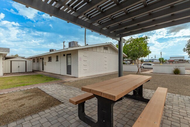 Building Photo - Renovated 2 bed | 1 bath - Central Tempe Location!
