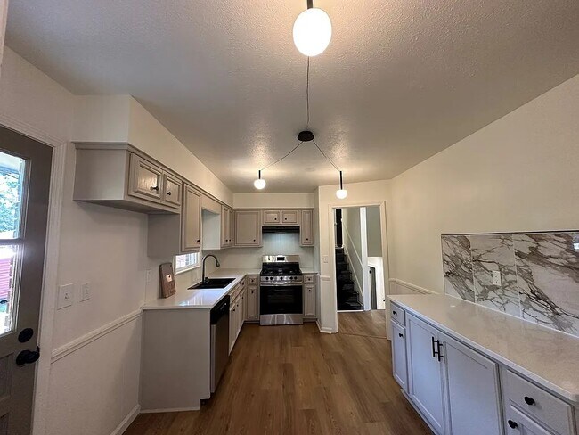 Building Photo - 352 Henson Dr