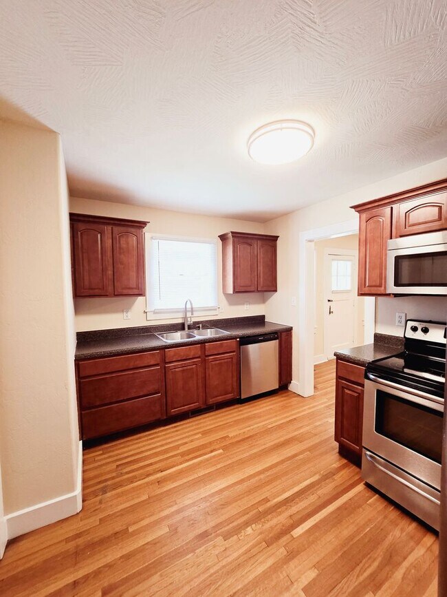 Building Photo - Cute Bungalow - 2 Living Areas & Bacement