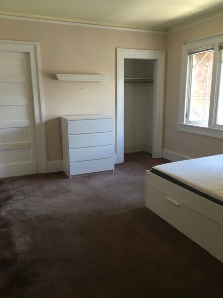 New carpeting since this photo - 2615 Parker St