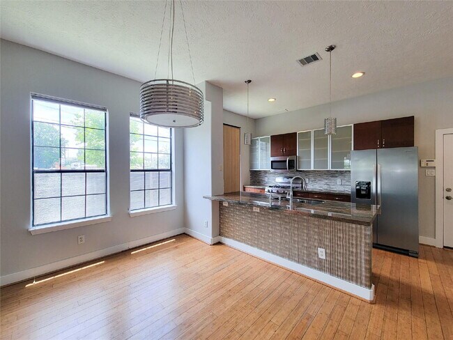 Building Photo - 3 Bed Townhome in 77003 Near Minute Maid Park + First-Floor Living
