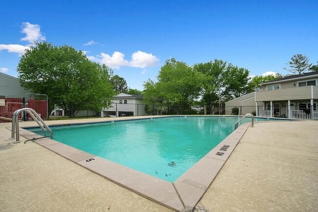 Building Photo - 810 Bellevue Rd